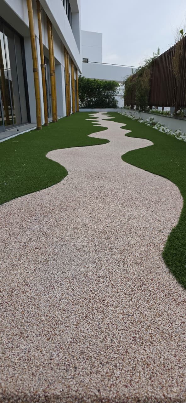 Resin bound surfacing laid as a curved pathway and tree surround